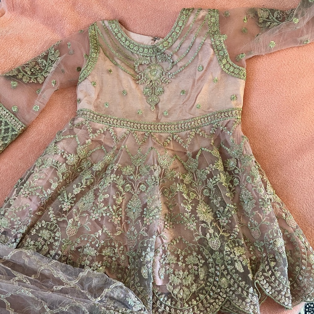 I am selling this beautiful Sharara set for 4 years girl It’s sha-posh brand.